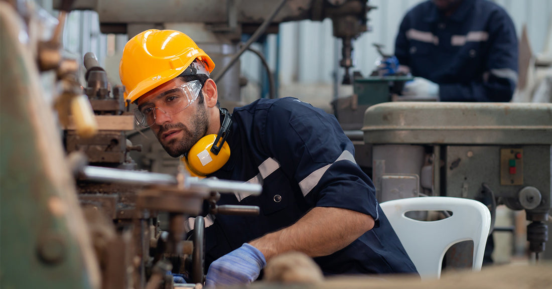 ¿Qué es una postura forzada en el trabajo y qué puede causarla?