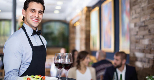 ¿Cuáles son las funciones de un camarero en bares y restaurantes?