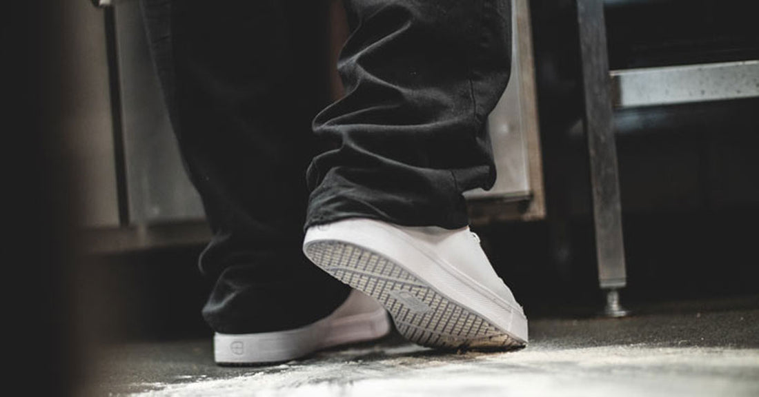 Prevención de resbalones, tropiezos y caídas en hostelería con el calzado profesional de Shoes For Crews