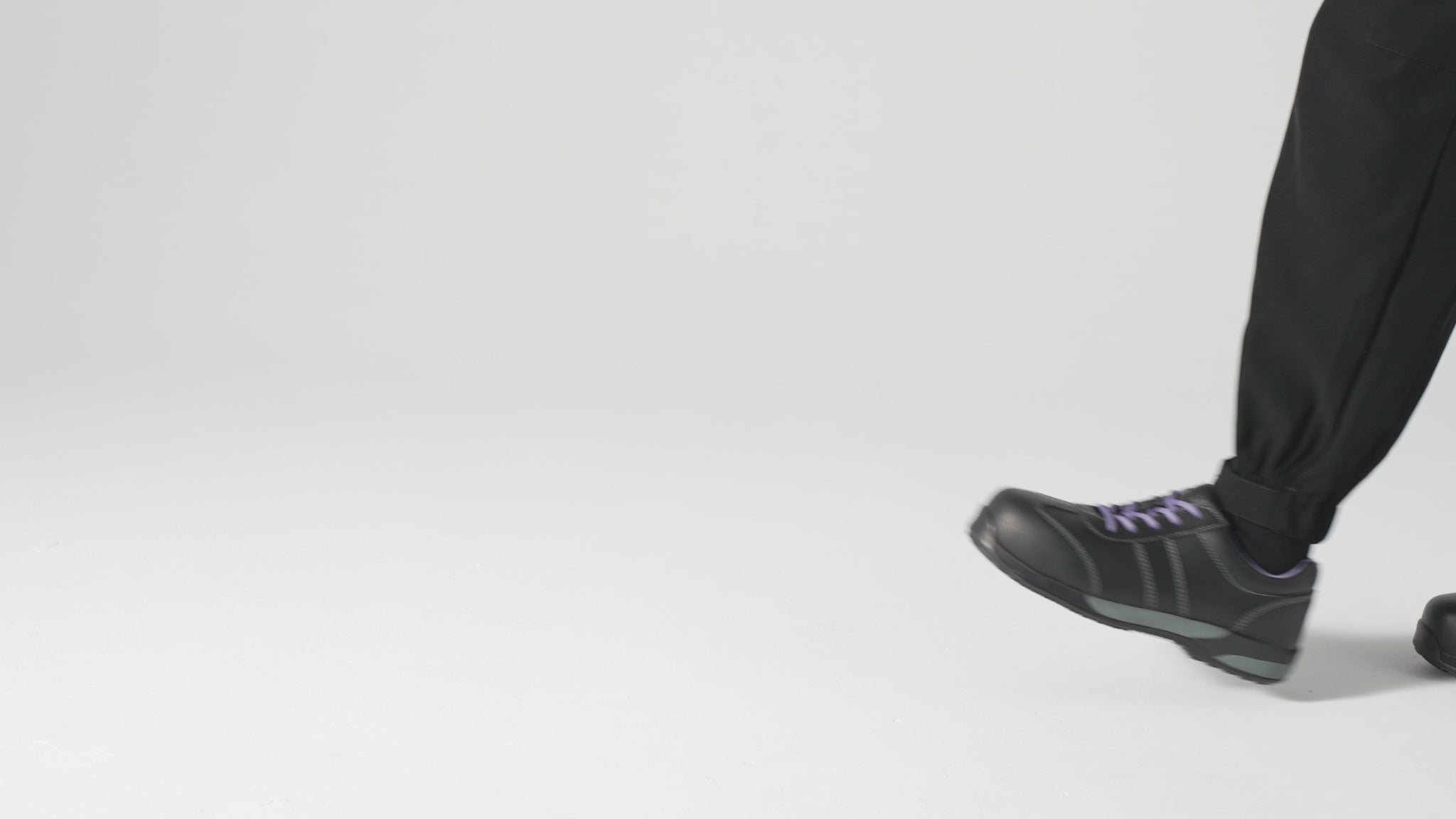 Safety shoes, the Bonnie has an anti-clog, slip-resistant outsole and composite toe cap (200 joule), product video.