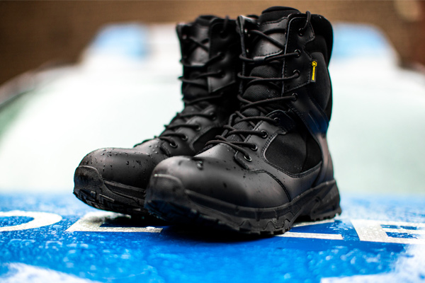 Geeignete Schuhe sind ein unabdingbarer Teil der Polizeiuniform, darum bietet Shoes For Crews spezielle Modelle, wie den Defense High, an