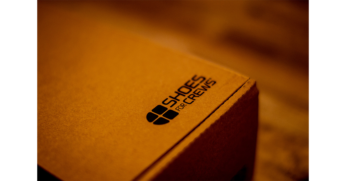 Caja de zapatos con el logo de Shoes For Crews en su parte superior