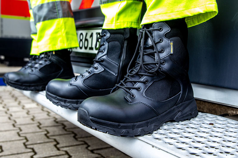 Safety shoe for paramedics and ambulance drivers by Shoes For Crews